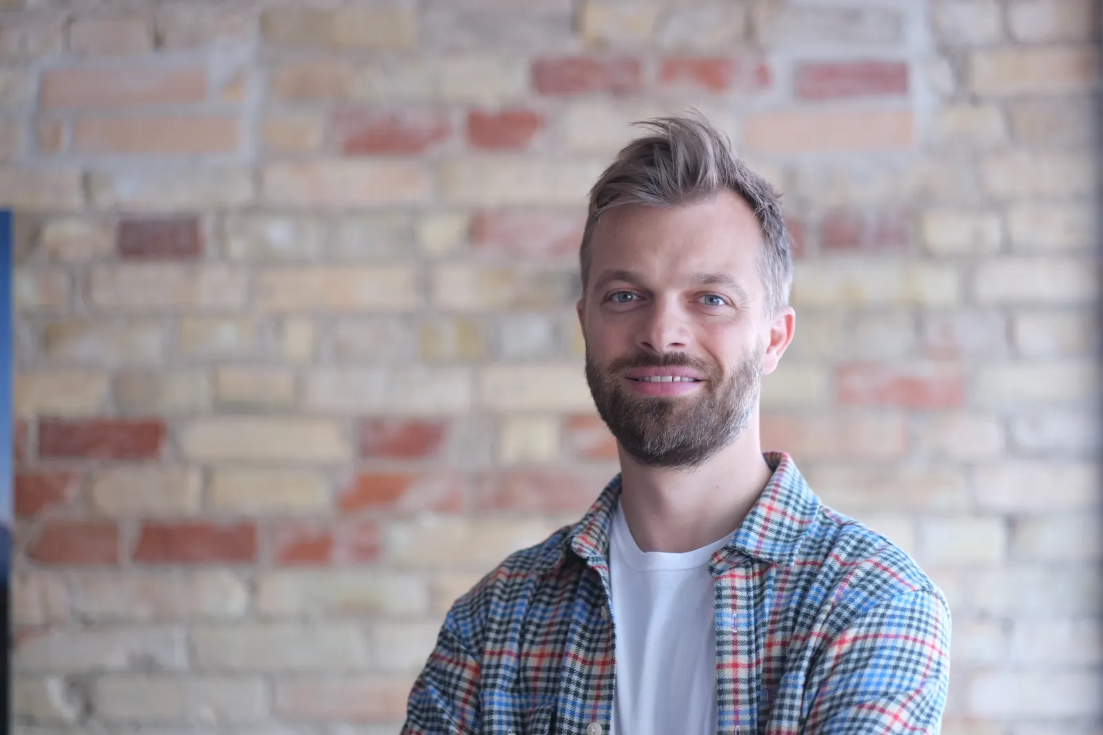 Mads Rasmussen ser roligt i kameraet